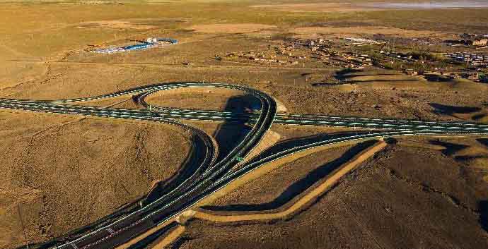 北京とウルムチ結ぶ京新高速道路が全線竣工・開通　全長約2800キロ　 北京市と新疆維吾爾（ウイグル）自治区烏魯木斉（ウルムチ）市を結ぶ京新高速道路の「ラスト・ワンマイル」となる梧桐大泉－木壘（モリ）区間が6月30日に開通した。