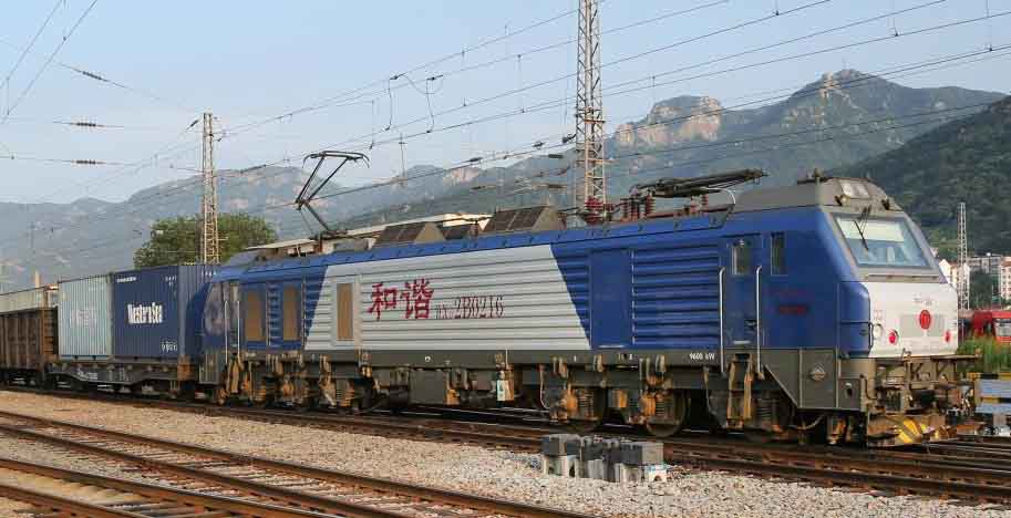 「中欧班列」が上半期は累計7377本運行 中国国家鉄路集団が9日に明らかにしたところによると、今年上半期には、国際定期貨物列車「中欧班列」の累計運行本数が前年同期比43％増の7377本、輸送されたコンテナは同52％増の70万7千TEU（20フィート標準コンテナ換算）になり、実入りコンテナの総合割合は98％に達した。