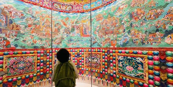 世界最長のタンカ、チベット族の「百科事典」 「中国蔵（チベット）族文化芸術彩絵大観」（上巻）（以下「彩絵大観」）は現在、青海省西寧市の青海チベット文化博物院に収蔵されている。1999年12月にギネス世界記録に認定され、世界最長の唐卡（タンカ）となった。