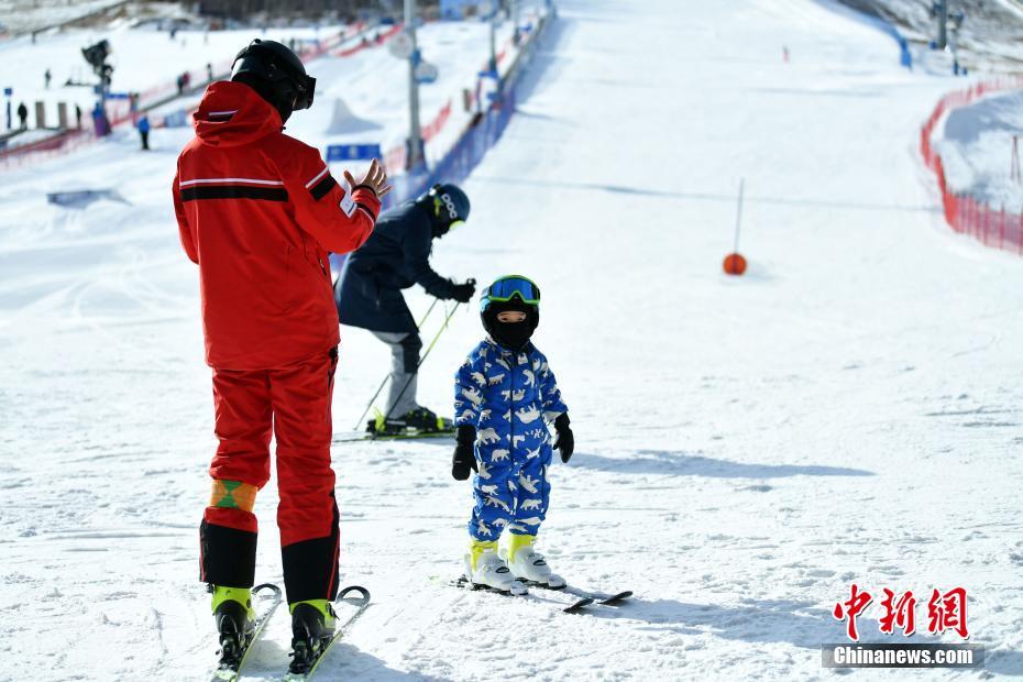 ウィンタースポーツを楽しむ人々　河北省崇礼