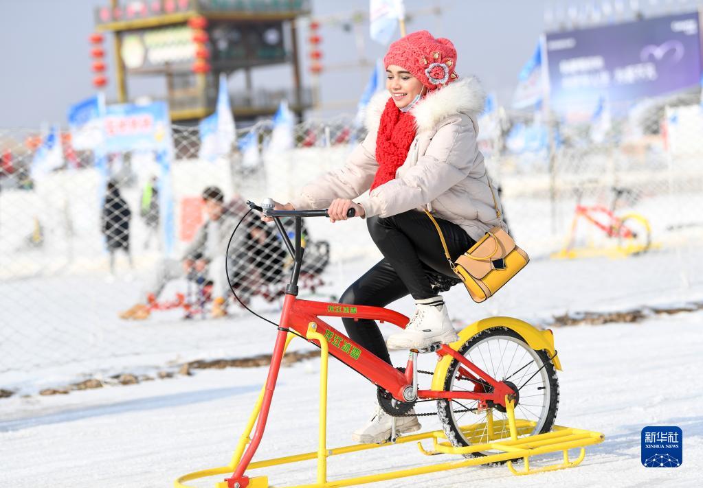 雪遊びを楽しみながら冬季五輪を歓迎する留学生たち　寧夏