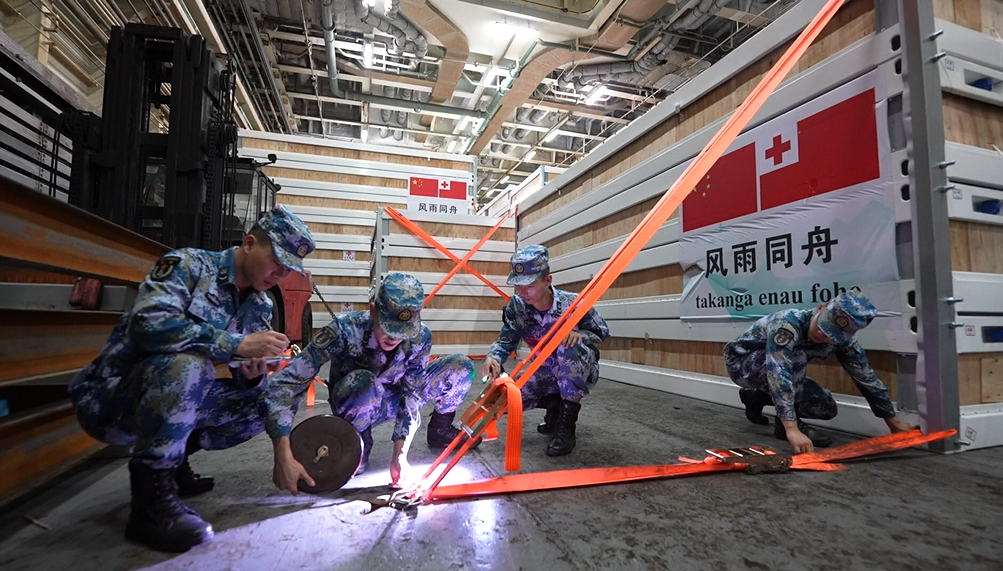 救援物資輸送の中国海軍艦隊がトンガ到着