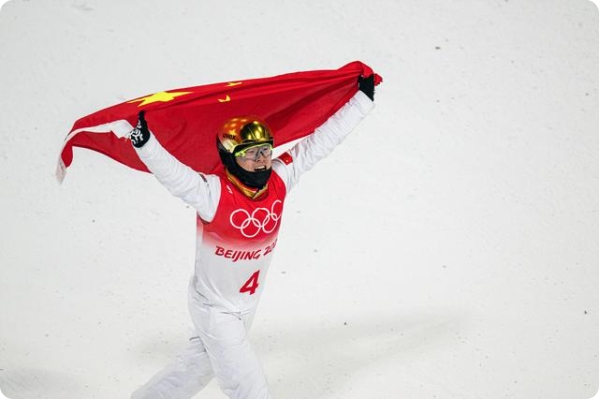北京五輪フリースタイルスキー男子エアリアルで中国の斉広璞選手が金