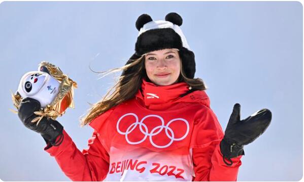 フリースタイルスキー女子ハーフパイプで中国のアイリーン・グー選手が金