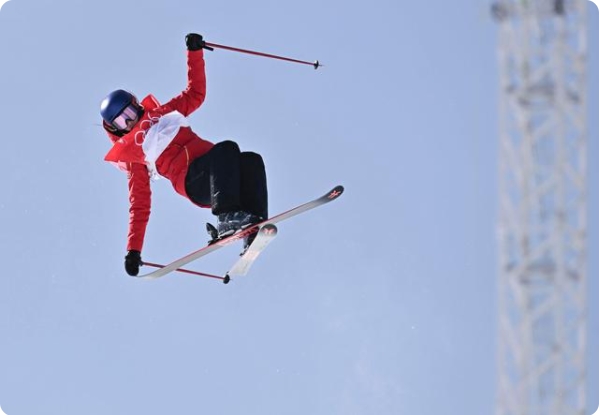 フリースタイルスキー女子ハーフパイプで中国のアイリーン・グー選手が金