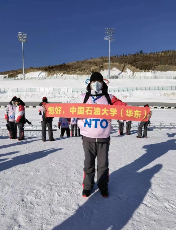 休暇を取って冬季五輪の審判員を務める大学食堂の調理師　山東省