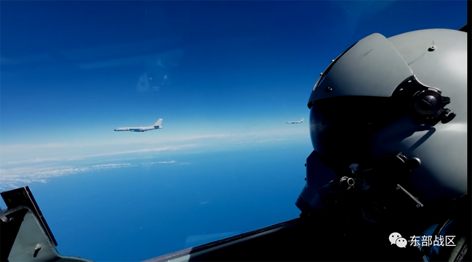東部戦区の爆撃機編隊複数が台湾海峡を南北から同時に通過