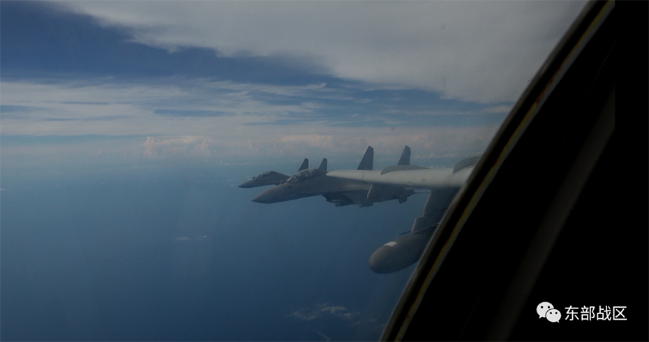 東部戦区の爆撃機編隊複数が台湾海峡を南北から同時に通過