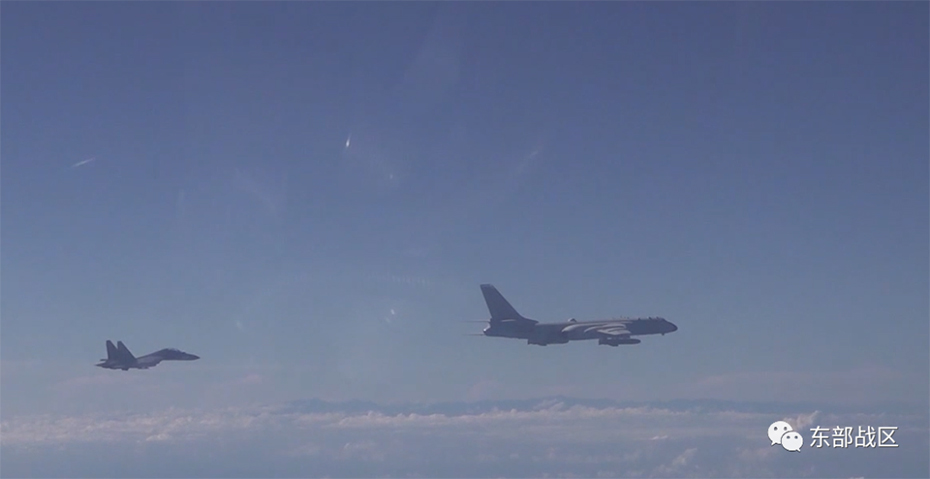 東部戦区の爆撃機編隊複数が台湾海峡を南北から同時に通過