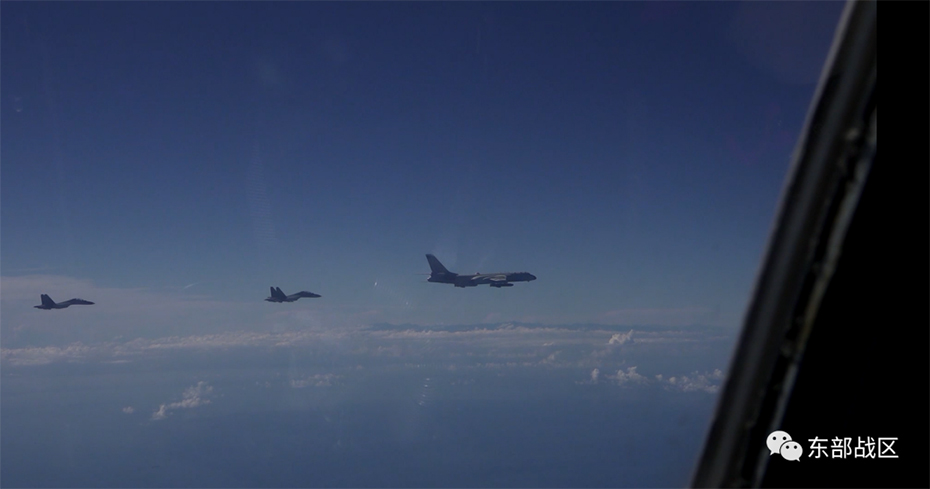 東部戦区の爆撃機編隊複数が台湾海峡を南北から同時に通過