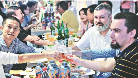 ハルビン国際ビール祭りが開幕　黒竜江省                    2022（第20回）中国·哈爾浜(ハルビン)国際ビール祭りの開幕式が今月16日午後6時半、国家5A級景勝地・「太陽島」で行われた。「氷の都」と呼ばれるハルビンでビールの祭典が幕を開け、今後1ヶ月にわたって開催される。詳細>