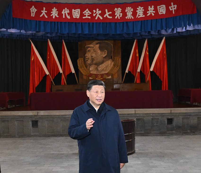 習近平総書記が中国共産党中央政治局常務委員を率いて延安革命記念地を訪問