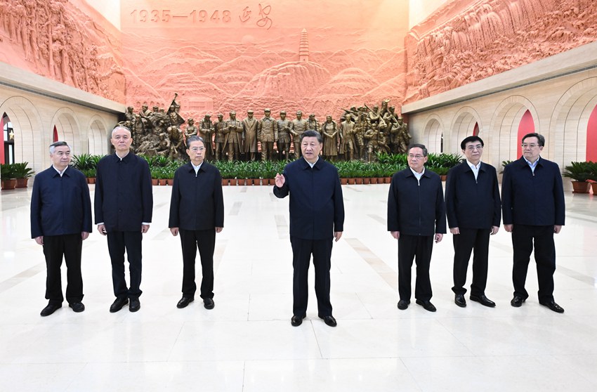 習近平総書記が中国共産党中央政治局常務委員を率いて延安革命記念地を訪問