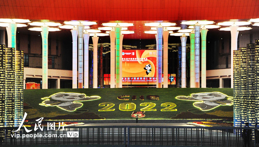 色鮮やかなイルミネーション煌めく輸入博会場の「四つ葉のクローバー」　上海                    第5回中国国際輸入博覧会（CIIE2022、輸入博）の開幕が迫った11月2日夜、会場の外観から「四つ葉のクローバー」と呼ばれている輸入博会場の国家会展中心(上海)周辺と上海虹橋商務区周辺では、イルミネーションが燦然と輝き、会場を美しく浮かび上がらせていた。詳細>