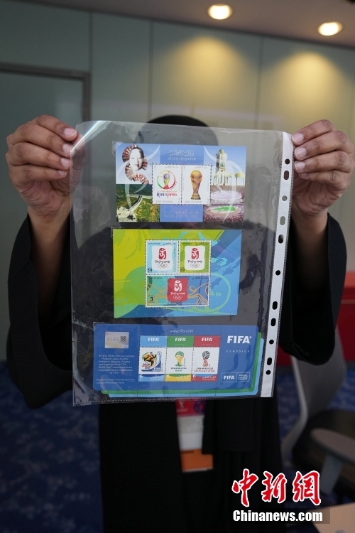 カタールW杯プレスセンター内の郵便局で北京五輪特別記念切手を展示・販売