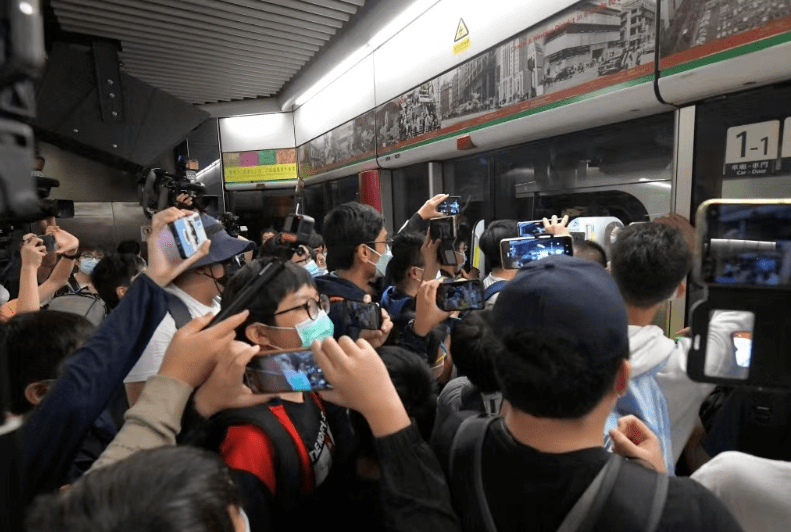 香港MTRに中国国産の新車両導入　鉄道ファンが大興奮
