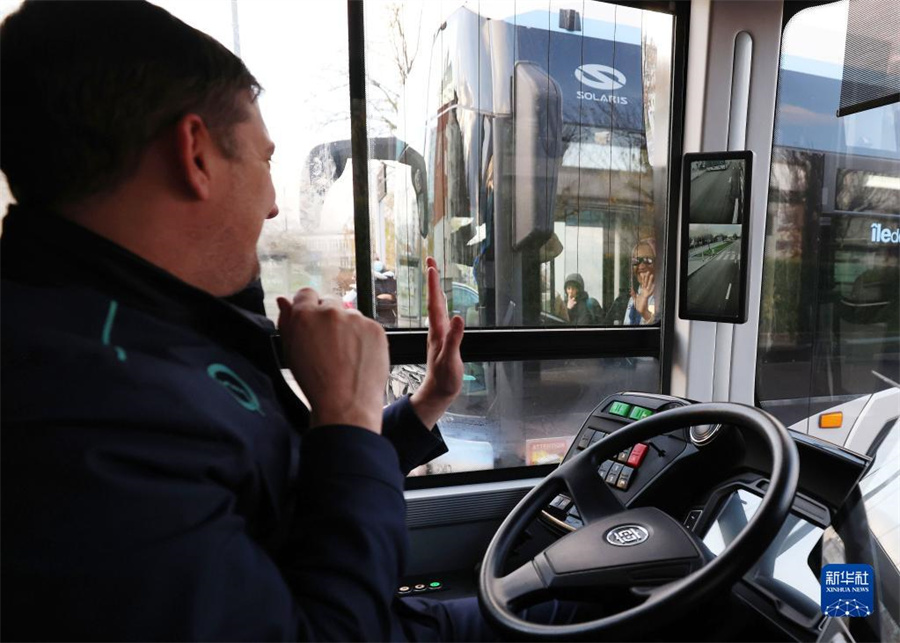 中国製自動運転バス、パリで乗客を乗せる運行へ
