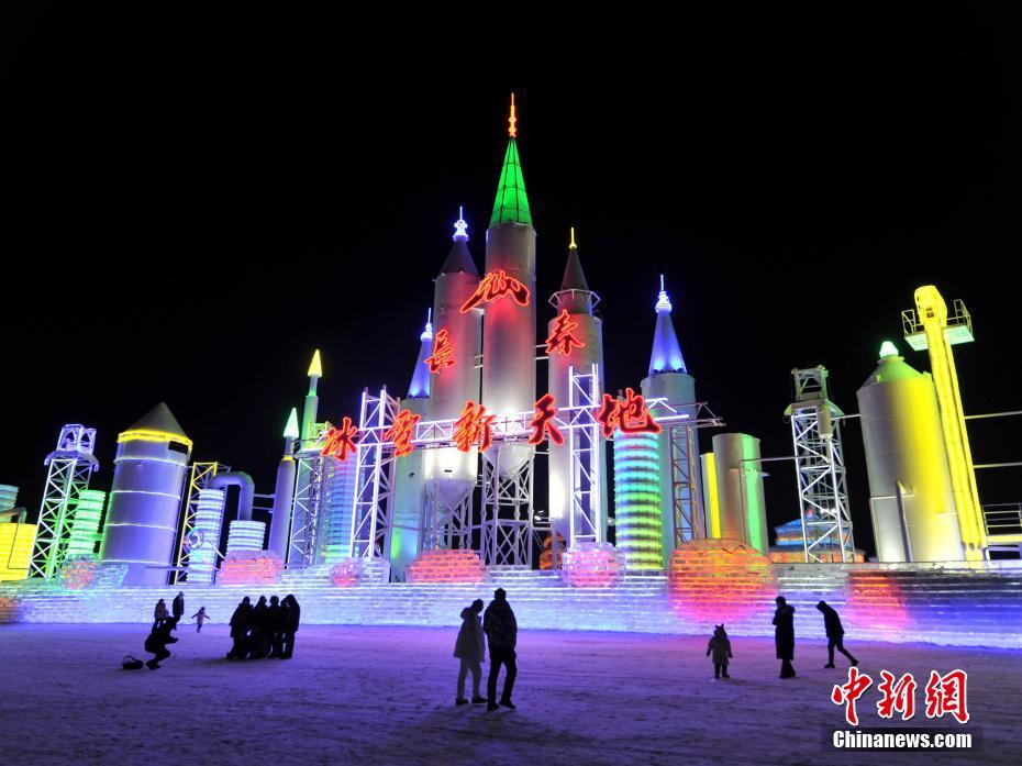 多くの市民を魅了する幻想的な氷と雪の彫刻 吉林省長春