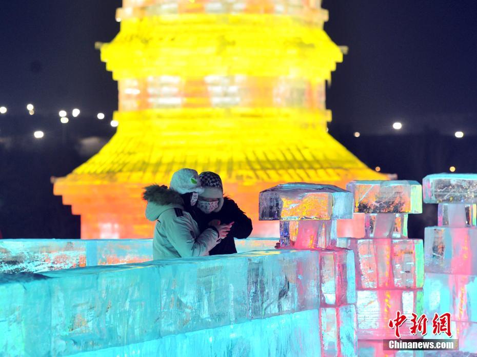多くの市民を魅了する幻想的な氷と雪の彫刻 吉林省長春