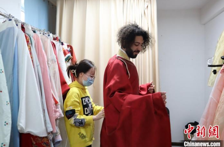 中国文化を体験してPRするブラジル男性の「漢服マニア」　陝西省西安