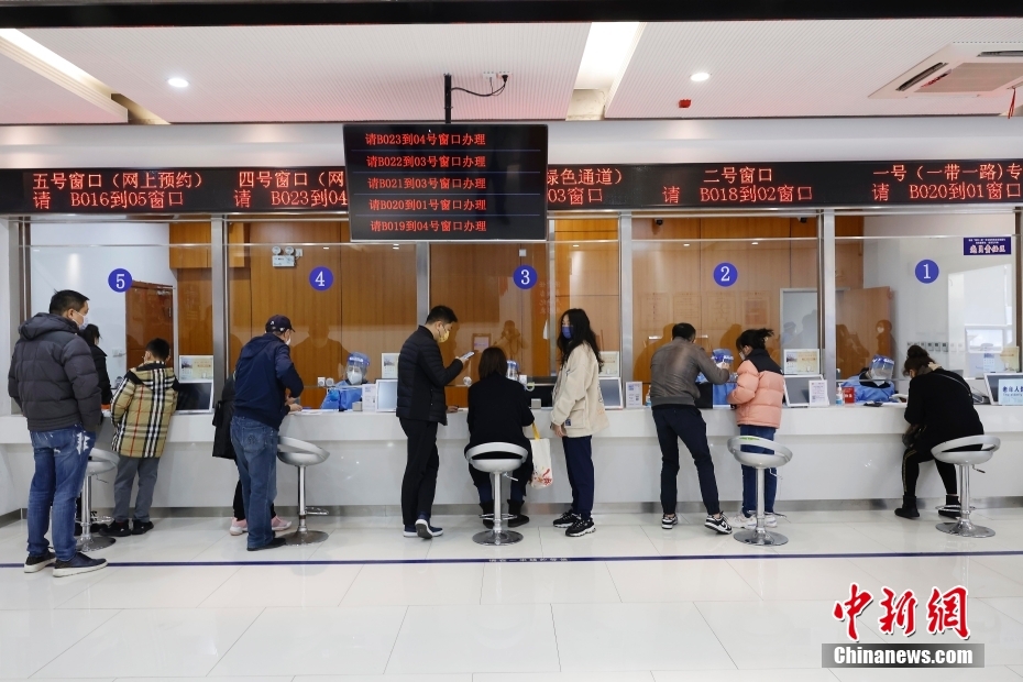 出入境関連業務取扱ホールの全担当窓口で各種手続の受付再開　上海