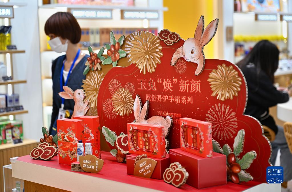 海口国際免税城で販売中の「兎年」グッズ　海南省