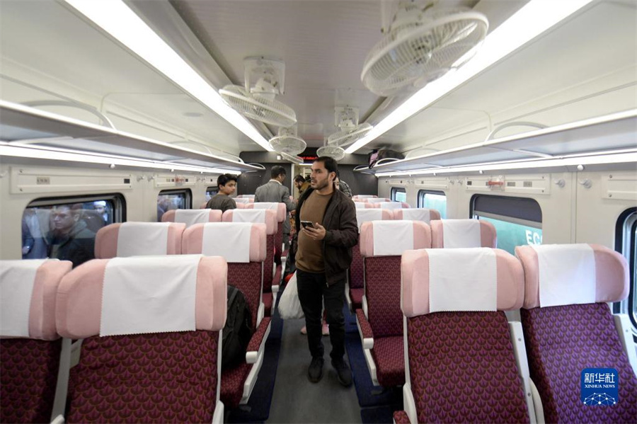 中国から輸入した鉄道客車の運行開始　パキスタン