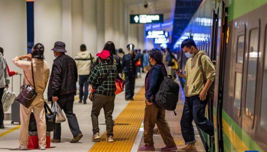 中国ラオス鉄道の利用者が累計で1千万人超に                    中国ラオス鉄道が開通して以来、高速列車「復興号」や「瀾滄号」は安全、グリーン、スピーディー、快適に運行され、沿線都市の時間的距離を大幅に短縮し、両国の人々の間で高く評価されている。今年1月31日の時点で、同鉄道で運行された旅客列車は2万本、利用者は延べ1030万人に達した。詳細>