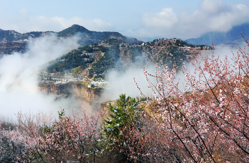 雪化粧を施された太行山の絶景