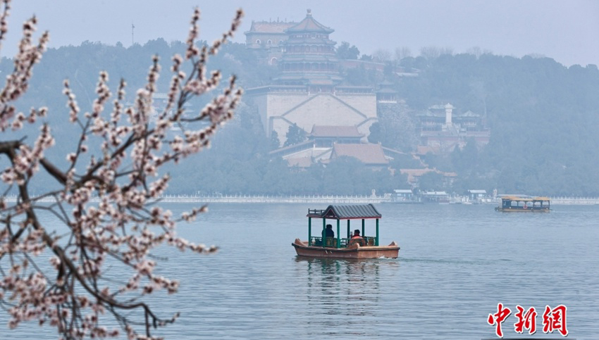 初の「5G＋北斗」を搭載した遊覧ボートが頤和園に登場　北京市                    北京市の有名観光地である頤和園の昆明湖では3月20日、200艘以上の大小様々な遊覧ボートが湖上を行き来していた。頤和園では今年、小型遊覧ボートに初めて「5G＋北斗」遊覧ボートシステムを搭載した。詳細>