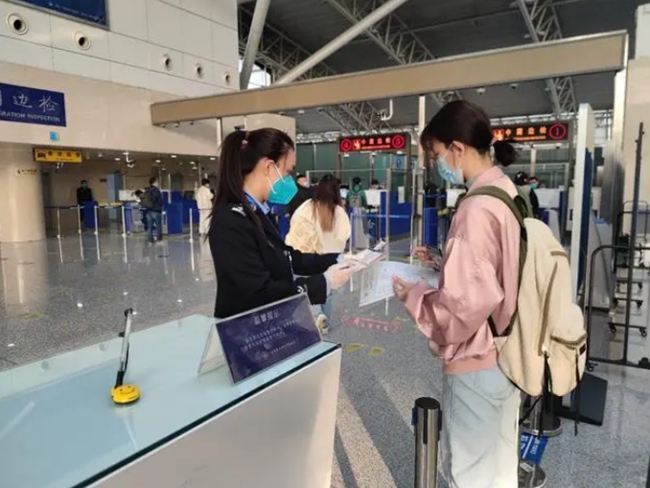 長春から東京に向かう旅客便の搭乗手続きをする女性（4月1日撮影）。