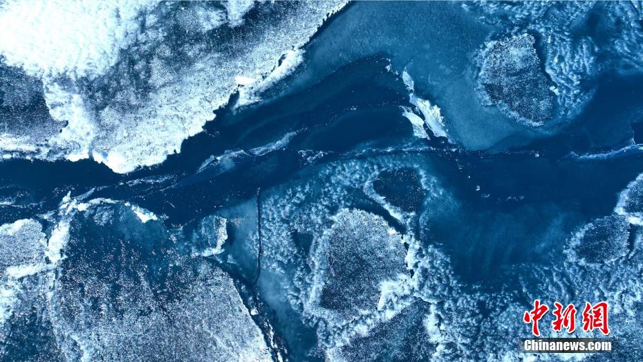 賽里木湖の湖面に広がる「青い氷のパズル」　新疆
