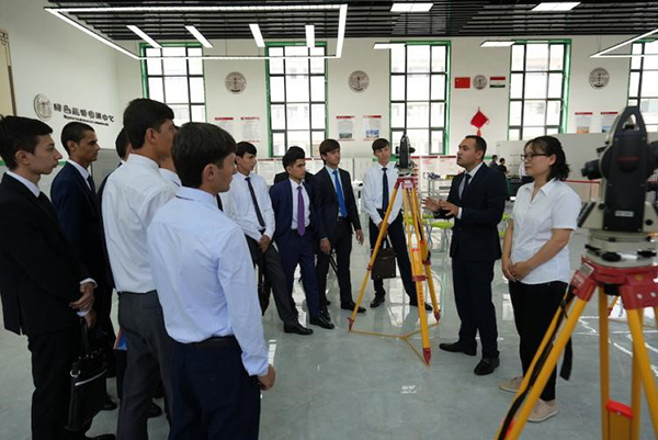 学生に器具の使い方を説明するタジキスタン「魯班工坊」の教師（写真提供・天津都市建設管理職業技術学院）。