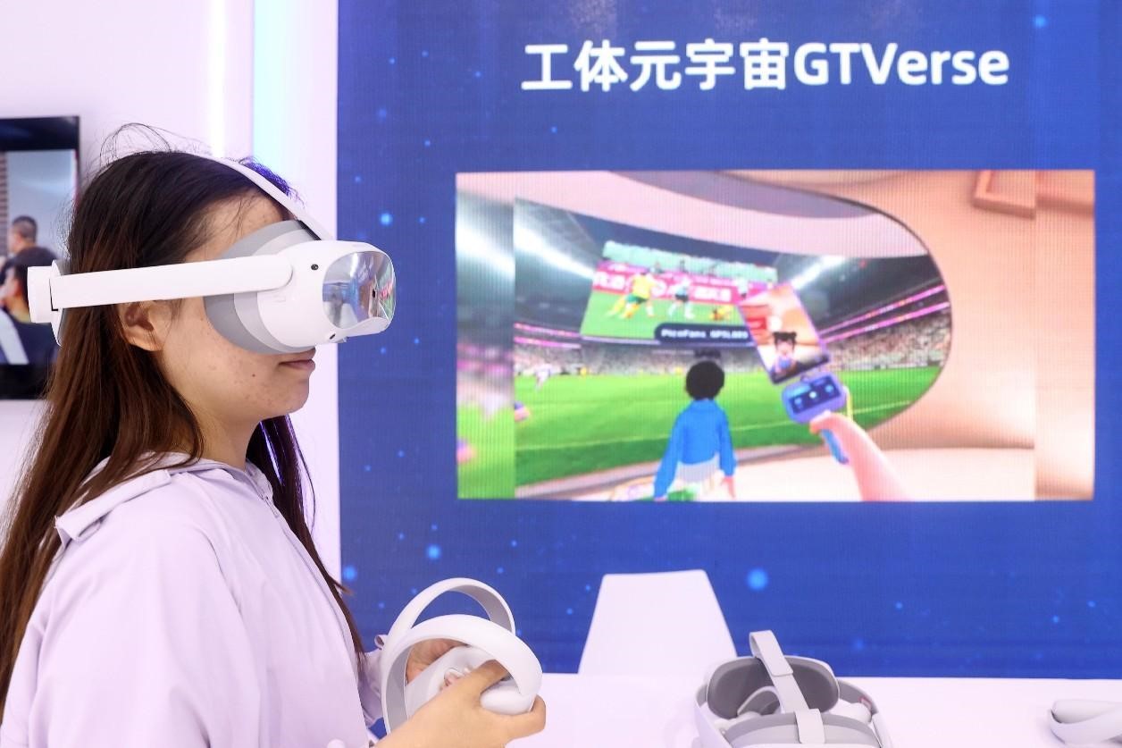 4日、北京で開催中の世界デジタル経済会議2023の優良品テーマ展で、VR（仮想現実）によりメタバースを体験する出席者。（撮影・陳暁根/人民図片）