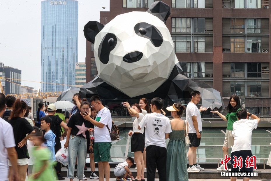 成都ユニバ開催と観光客で盛り上がる夏の成都　四川省