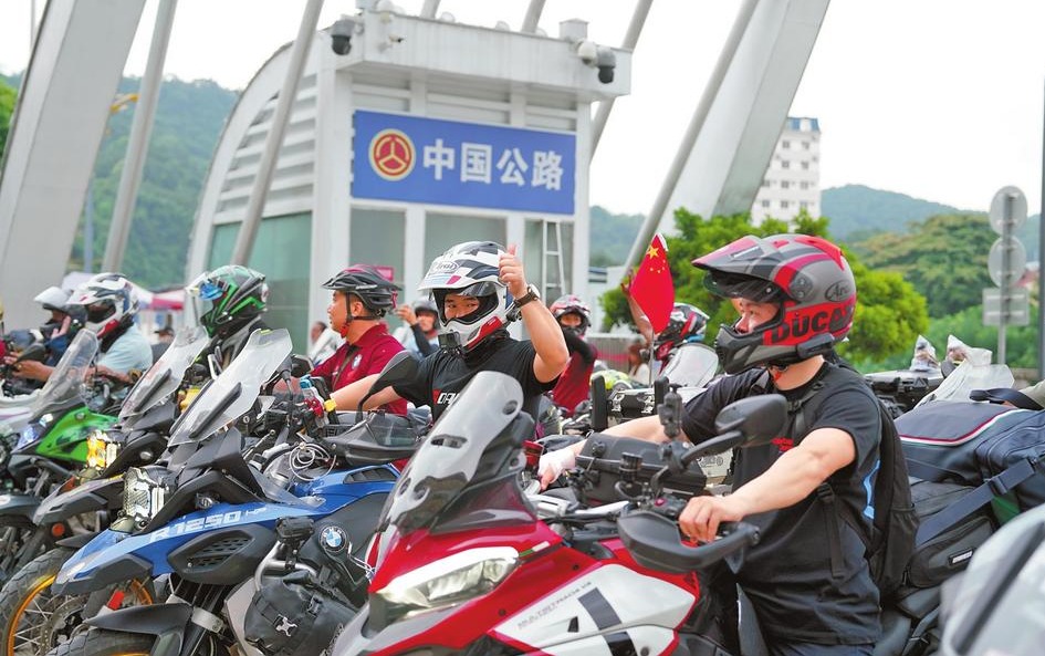 中国・ベトナム国境の河口口岸に今年初のバイクツアーが到着　雲南省