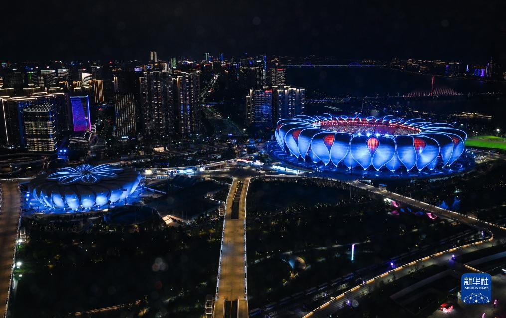9月23日夜に撮影された杭州アジア大会開会式会場の杭州オリンピックスポーツセンタースタジアムとその周辺（撮影・李安）。
