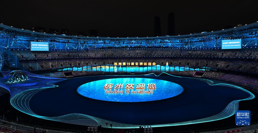9月23日夜に撮影された杭州アジア大会開会式会場の杭州オリンピックスポーツセンタースタジアム内の様子（撮影・陳益宸）。