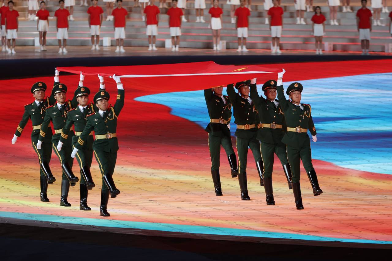 9月23日夜の開会式における中華人民共和国国旗入場の様子（撮影・賈浩成）。