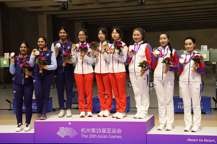 杭州アジア大会の10mエアライフル団体で中国が金メダル                    第19回アジア競技大会（杭州アジア大会）で24日午前に射撃の試合が始まり、韓佳予、黄雨婷、王芝琳の全員00後（2000年代生まれ）の若い選手3人からなる中国チームが目覚ましい活躍を見せ、1896.6のスコアで女子10mエアライフル団体の金メダルを獲得した。詳細>