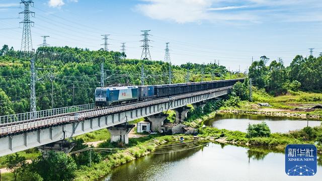 10月2日、貨物を満載した列車が欽州港東駅を出発するところ。（撮影・張愛林）