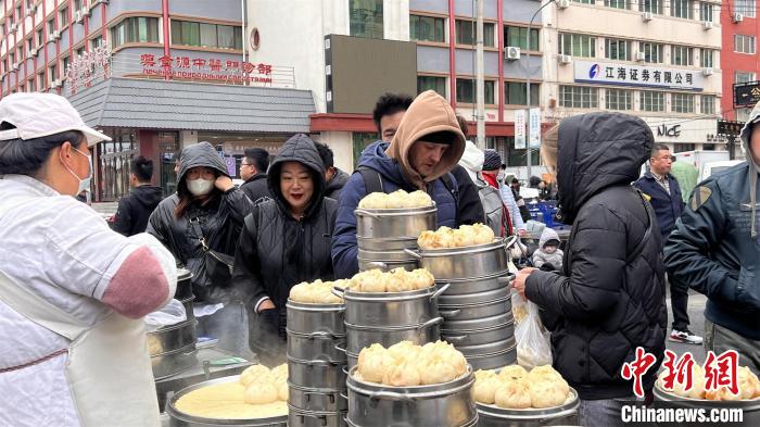 黒河市の朝市で包子を買い求めるロシア人観光客（撮影・孫旭）。