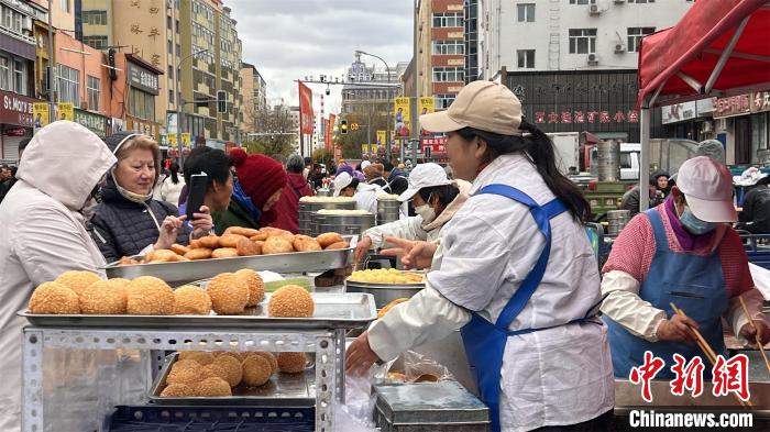 黒河市の朝市で売られていたサクサクの皮に中はもっちりのごま揚げ団子（撮影・孫旭）。