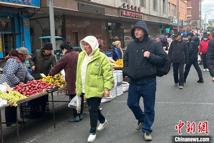 黒河市の朝市を散策するするロシア人観光客（撮影・孫旭）。