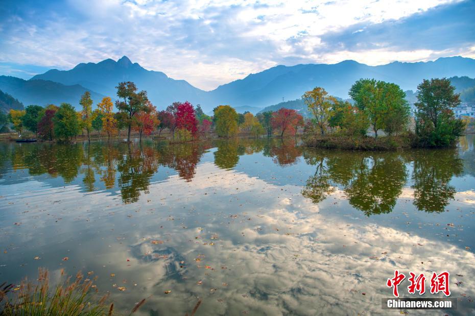 人々を魅了する大別山の紅葉　湖北省羅田