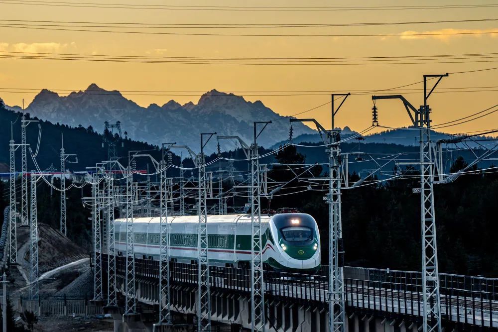 11月26日に撮影された走行中の麗香線の列車。