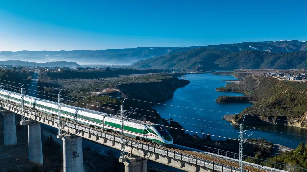 11月26日に撮影された走行中の麗香線の列車。