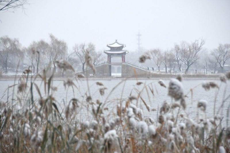 北京に初雪　雪化粧を施した故宮角楼