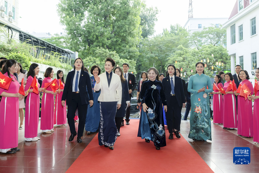 彭麗媛夫人がベトナム共産党書記長夫人とベトナム女性博物館を見学