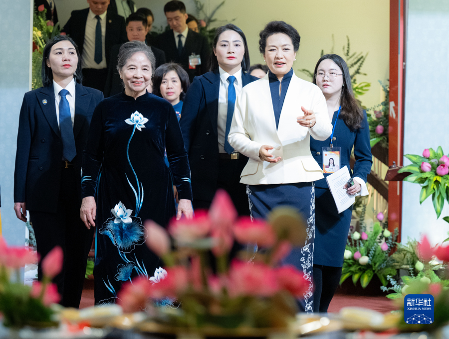 彭麗媛夫人がベトナム共産党書記長夫人とベトナム女性博物館を見学